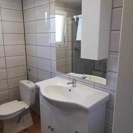 Vila Apartman Kika דירה *