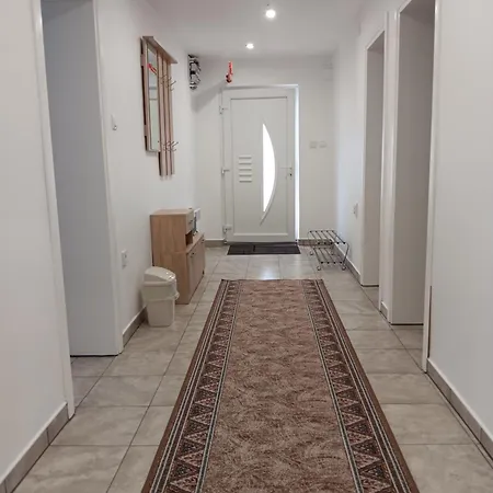 Vila Apartman Kika דירה *