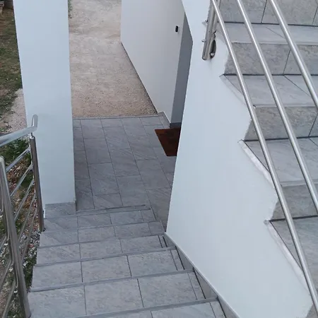 Vila Apartman Kika דירה *